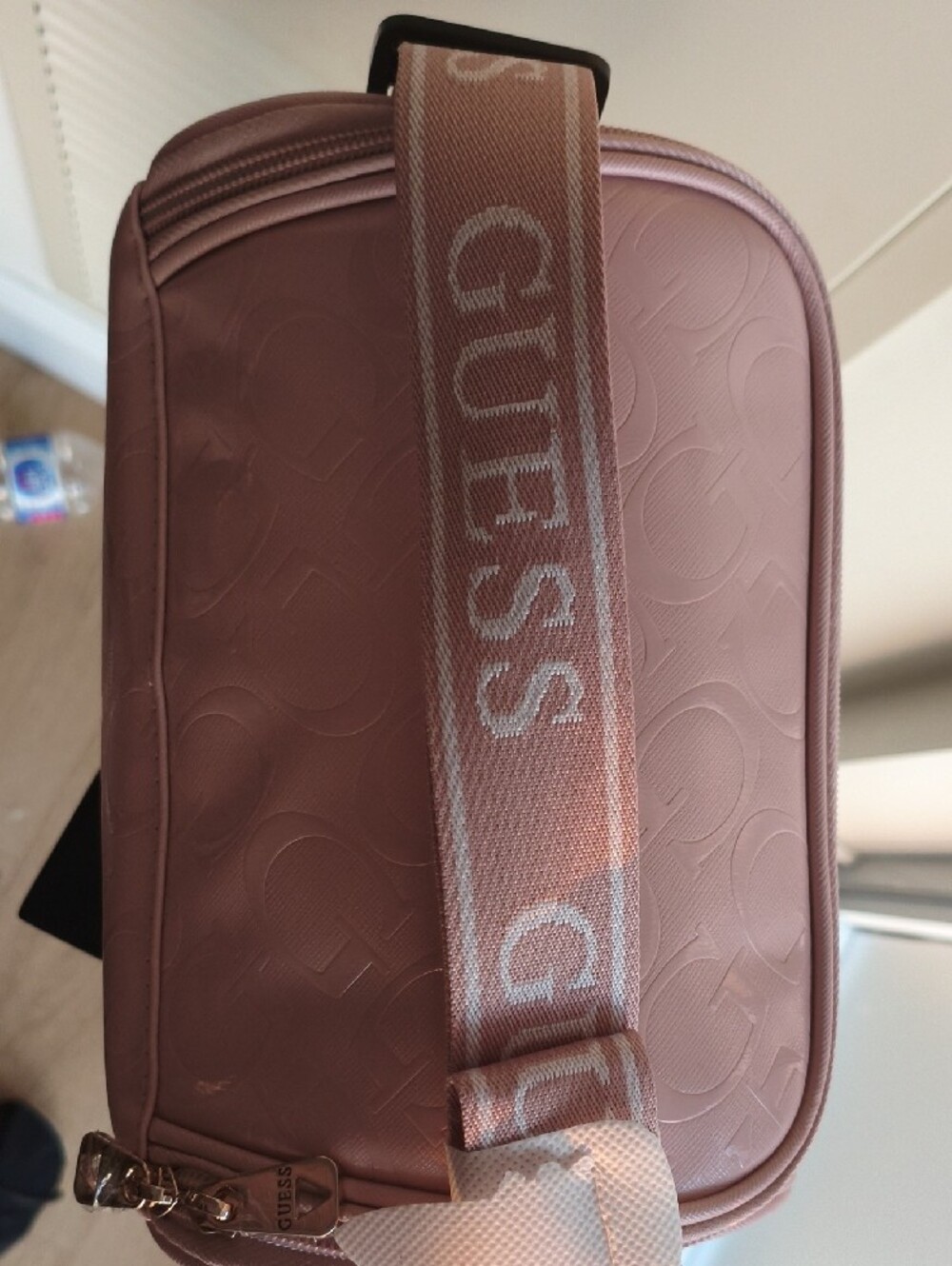 NWT 🩷 GUESS Light Pink Patent Logo Crossbody Insulated Lunch Bag - Picture 4 of 11